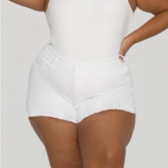NWT! Good American Bombshell Denim Shorts plus 24 - Picture 1 of 8